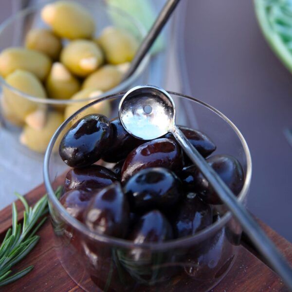 glas-skål-med-oliven-og-olivenske-orskov