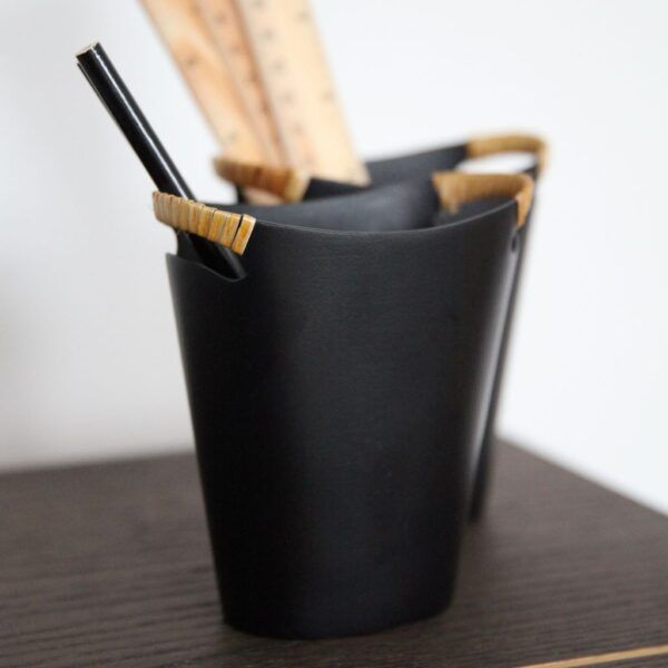kornerup-bang-pen-holder-sort-med-blyanter-orskov-300203